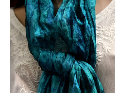Echte handgeschilderde zijden krinkelsjaal, petrol/teal/blauwgroen, uniek en kleurrijk