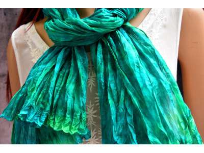 Echte handgeschilderde zijden krinkelsjaal, groen turquoise, uniek en kleurrijk