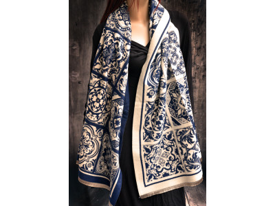 Warme sjaal met prachtig tegelmotief, blauw en offwhite