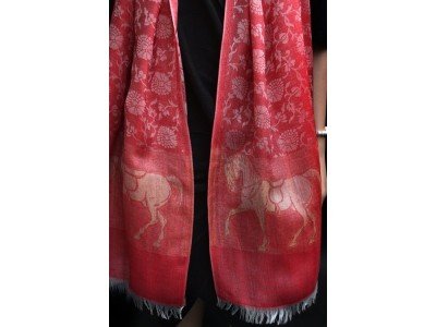 Rood chique sjaaltje of stola met gouden paarden, zijde en pashmina