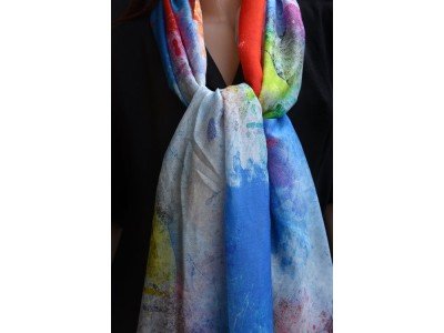 Sjaaltje met zgn. verfspatten alle regenboogkleuren, katoen en zijde