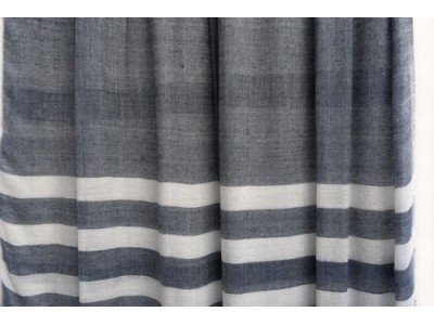 Grijs witte viscose sjaal met strepen