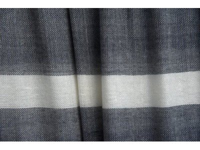 Grijs witte viscose sjaal met strepen
