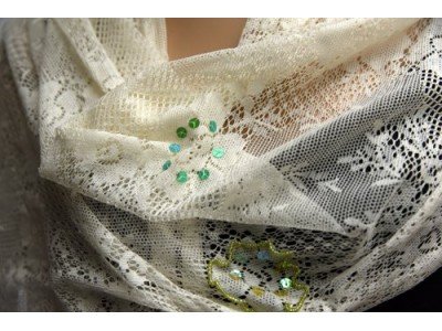 Kanten sjaal, offwhite, groene kraaltjes en pailletjes