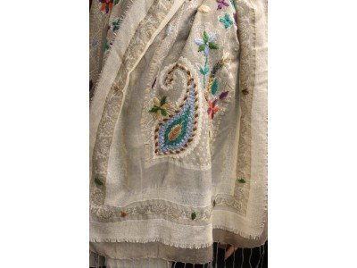 Wollen sjaal of stola in laagjes met franjes, bohemian, taupe en offwhite