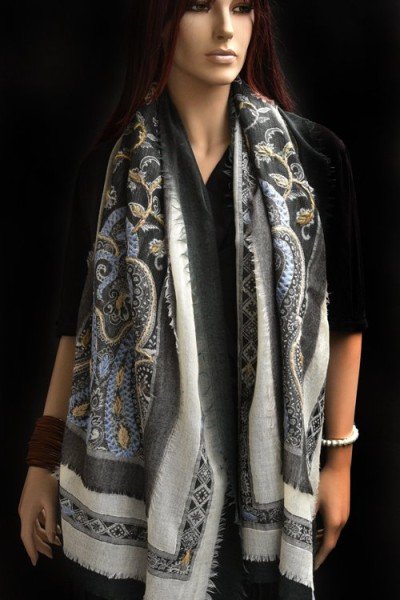 Wollen sjaal of stola, bohemian, grijs zwart offwhite, met kleurtjes geborduurd