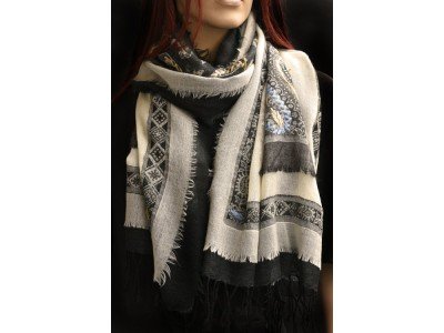 Wollen sjaal of stola, bohemian, grijs zwart offwhite, met kleurtjes geborduurd