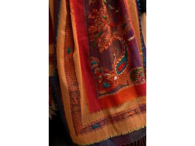 Wollen sjaal of stola, bohemian, oranje, rood en een beetje turquoise en violet, in laagjes met franjes rondom