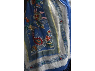 Wollen sjaal of stola, bohemian, blauw en offwhite en een beetje geel 