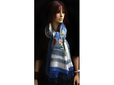 Wollen sjaal of stola, bohemian, blauw en offwhite en een beetje geel 