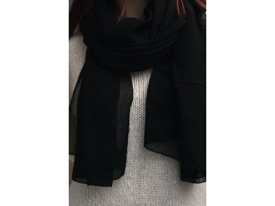 Zwarte wollen sjaal of stola, extra extra lang, doorzichtig, licht elastisch