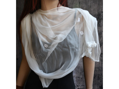 Elegante echte witte zijden sjaal van chiffon met bloemenrand onderaan