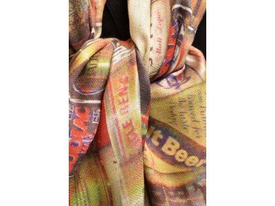 Zijde pashmina sjaal met allerlei merken bierblikjes