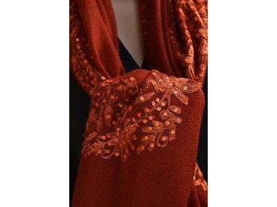 Wollen sjaal of stola, roestbruin, pailletjes, paisley motief