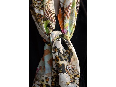 Sjaaltje van katoen met zijde; zebra en tijgerprint en bloemen