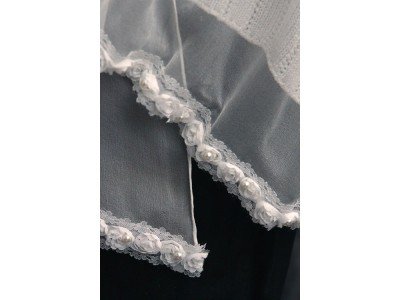 Elegante echte witte zijden sjaal van chiffon met bloemenrand onderaan