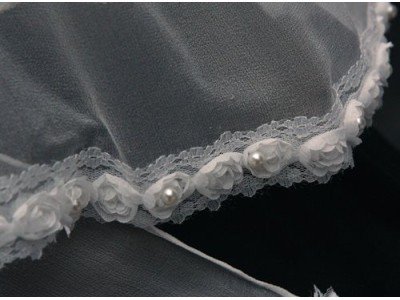 Elegante echte witte zijden sjaal van chiffon met bloemenrand onderaan